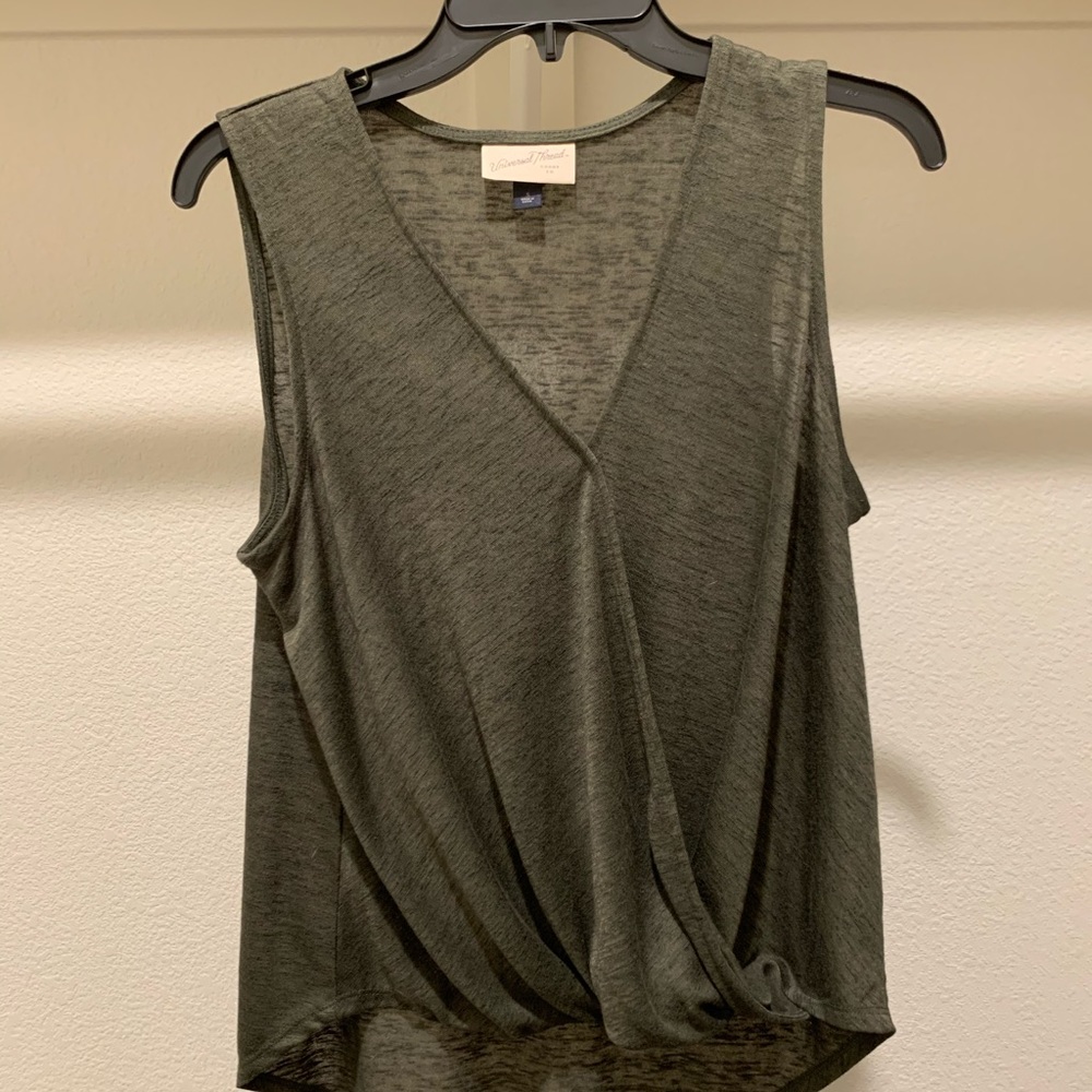 Sleeveless Universal Thread top